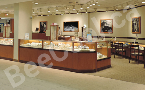 Nisku Store showcases with Bee Safe security film installed.
